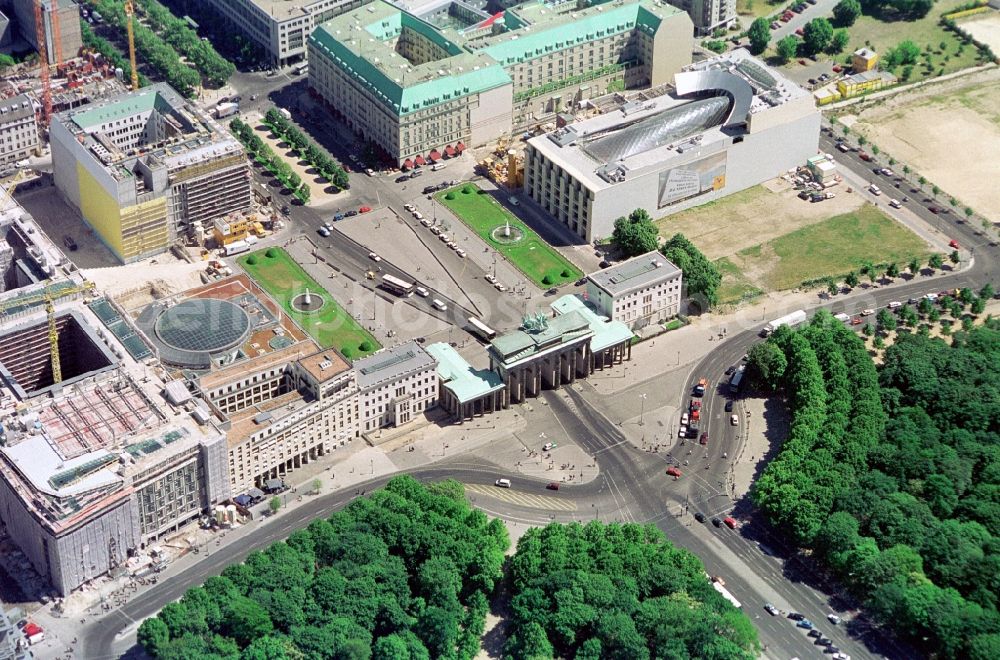 Aerial image Berlin - In the spring of 2000, the ensemble of buildings on Pariser Platz in Berlin-Mitte was not yet closed. Largely, or completed were the DZ Bank and the Hotel Adlon. In the construction of the office building is later purchased the magazine Der Spiegel and the European Parliament offices in the. By the Brandenburg Gate is still moving towards the west of the road