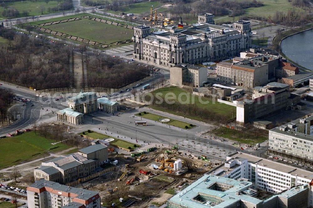 Berlin - Tiergarten from the bird's eye view: Pariser Platz mit Brandenburger Tor und Reichstag