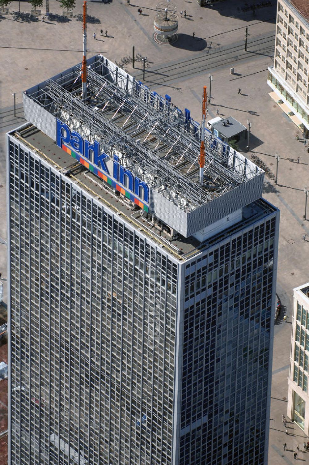 Aerial image Berlin - Blick auf das Hotel park inn am Alexanderplatz in Berlin. Das zwischen 1967 und 1970 errichtete Hotel ist rund 120 Meter hoch. Seit Oktober 2006 befinden sich zwei 35 Meter hohe Masten für Antennen auf dem Dach. Dadurch hat das Gebäude nun eine Gesamthöhe von 149,5 Metern und ist damit das dritthöchste Gebäude Berlins nach dem Fernsehturm und dem für die Öffentlichkeit nicht zugänglichen Fernmeldeturm auf dem Schäferberg. Das Hochhaus ist das höchste reine Hotelgebäude Deutschlands und zugleich das drittgrößte deutsche Hotel. Eröffnet wurde es 1970 als Interhotel Stadt Berlin mit 2.000 Betten. Es handelte sich um ein Vier-Sterne-Hotel, in dem bevorzugt Delegationen der Staaten des Warschauer Paktes untergebracht wurden. Zum damaligen Zeitpunkt waren die schnellen Aufzüge bemerkenswert. Seit 2003 ist es das Vier-Sterne-Hotel park inn Berlin Alexanderplatz mit 1.006 Zimmern, betrieben von der belgischen Rezidor-Gruppe. Im Panoramarestaurant in der 37. Etage befindet sich heute ein Casino - das höchste in Europa.