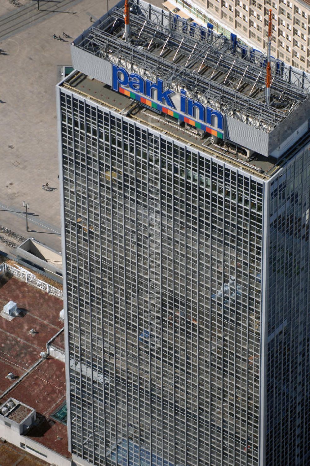 Berlin from above - Blick auf das Hotel park inn am Alexanderplatz in Berlin. Das zwischen 1967 und 1970 errichtete Hotel ist rund 120 Meter hoch. Seit Oktober 2006 befinden sich zwei 35 Meter hohe Masten für Antennen auf dem Dach. Dadurch hat das Gebäude nun eine Gesamthöhe von 149,5 Metern und ist damit das dritthöchste Gebäude Berlins nach dem Fernsehturm und dem für die Öffentlichkeit nicht zugänglichen Fernmeldeturm auf dem Schäferberg. Das Hochhaus ist das höchste reine Hotelgebäude Deutschlands und zugleich das drittgrößte deutsche Hotel. Eröffnet wurde es 1970 als Interhotel Stadt Berlin mit 2.000 Betten. Es handelte sich um ein Vier-Sterne-Hotel, in dem bevorzugt Delegationen der Staaten des Warschauer Paktes untergebracht wurden. Zum damaligen Zeitpunkt waren die schnellen Aufzüge bemerkenswert. Seit 2003 ist es das Vier-Sterne-Hotel park inn Berlin Alexanderplatz mit 1.006 Zimmern, betrieben von der belgischen Rezidor-Gruppe. Im Panoramarestaurant in der 37. Etage befindet sich heute ein Casino - das höchste in Europa.