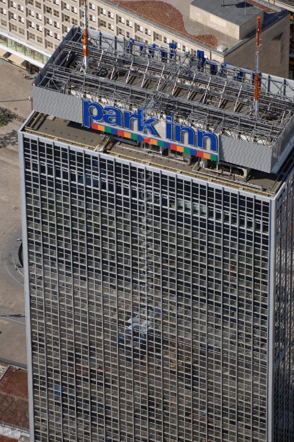 Aerial image Berlin - Blick auf das Hotel park inn am Alexanderplatz in Berlin. Das zwischen 1967 und 1970 errichtete Hotel ist rund 120 Meter hoch. Seit Oktober 2006 befinden sich zwei 35 Meter hohe Masten für Antennen auf dem Dach. Dadurch hat das Gebäude nun eine Gesamthöhe von 149,5 Metern und ist damit das dritthöchste Gebäude Berlins nach dem Fernsehturm und dem für die Öffentlichkeit nicht zugänglichen Fernmeldeturm auf dem Schäferberg. Das Hochhaus ist das höchste reine Hotelgebäude Deutschlands und zugleich das drittgrößte deutsche Hotel. Eröffnet wurde es 1970 als Interhotel Stadt Berlin mit 2.000 Betten. Es handelte sich um ein Vier-Sterne-Hotel, in dem bevorzugt Delegationen der Staaten des Warschauer Paktes untergebracht wurden. Zum damaligen Zeitpunkt waren die schnellen Aufzüge bemerkenswert. Seit 2003 ist es das Vier-Sterne-Hotel park inn Berlin Alexanderplatz mit 1.006 Zimmern, betrieben von der belgischen Rezidor-Gruppe. Im Panoramarestaurant in der 37. Etage befindet sich heute ein Casino - das höchste in Europa.