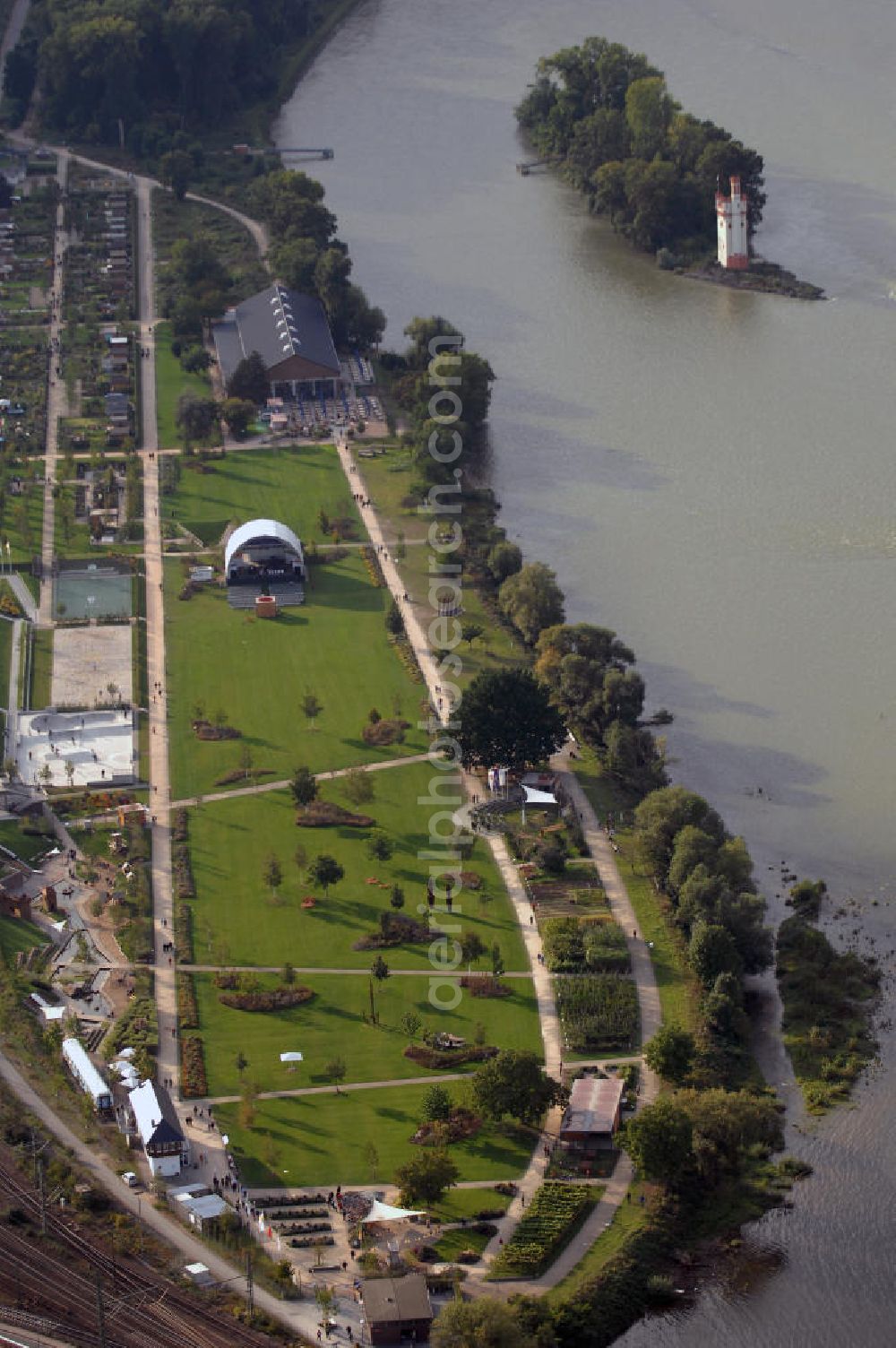 Aerial image Bingen am Rhein - Blick auf den Park am Mäuseturm mit Mäuseturminsel in Bingen am Rhein, Rheinland - Pfalz. Die Parkanlage entstand im Zuge der Gestaltung zur Landesgartenschau 2008 in Bingen am Rhein. Am 18. April 2008 eröffnete die 3. rheinland - pfälzische Landesgartenschau. Der Park am Mäuseturm umfasst die Festwiese; Sportfelder; Veranstaltungshalle, Tunneltheater, sowie den Mäuseturm auf der Mäuseturminsel. Kontakt: Landesgartenschau Bingen 2008 GmbH, Hafenstraße 2a, 55411 Bingen am Rhein, Tel. +49(0)6721 3098 0, Fax +49(0)6721 3098 70, Email: info@lgs-bingen-2008.de; Kontakt Touristinfo: Touristinformation, Rheinkai 21, 55411 Bingen am Rhein, Tel. +49(0)6721 1842 05, Fax +49(0)6721 1842 14