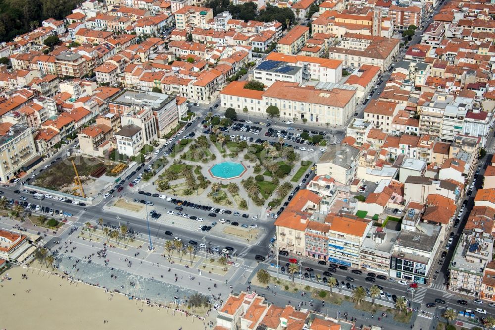 Viareggio from the bird's eye view: Parc on place Piazza Giuseppe Mazzini on Strandpromenade in the inner city center in Viareggio in Toskana, Italy