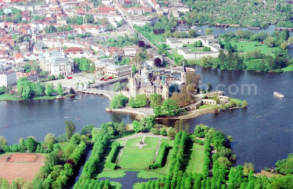 Schwerin / Mecklenburg - Vorpommern from the bird's eye view: Park- und Schloßanlage Schloß Schwerin.