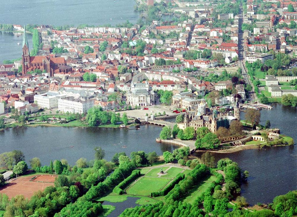 Aerial image Schwerin / Mecklenburg - Vorpommern - Park- und Schloßanlage Schloß Schwerin.