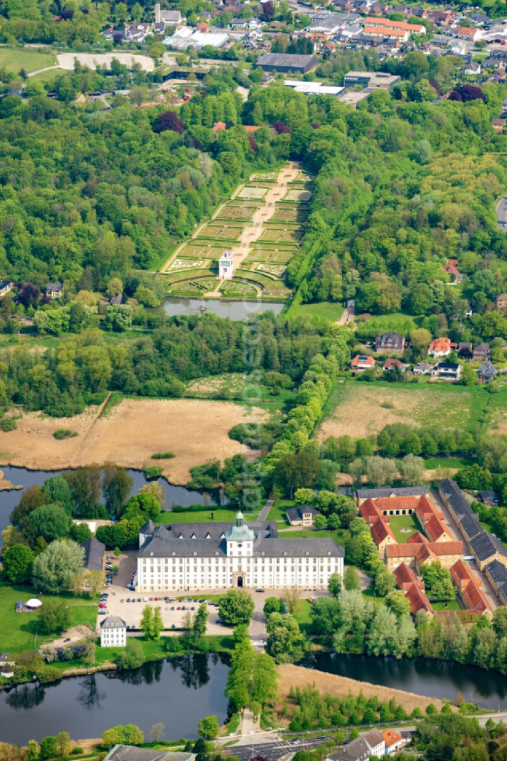 Aerial photograph Schleswig - Park of a baroque garden with the castle Gottorf in the district of Annettenhoeh in Schleswig in the federal state Schleswig-Holstein. The prince's garden and a passable gigantic globe in the globe house became a public magnet since the opening. The whole garden was established in hillside situation in whose bottom the Herkules pond is put on