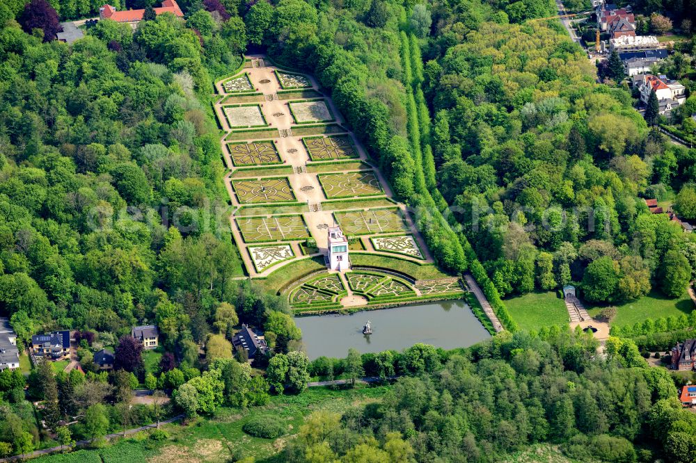 Schleswig from the bird's eye view: Park of a baroque garden with the castle Gottorf in the district of Annettenhoeh in Schleswig in the federal state Schleswig-Holstein. The prince's garden and a passable gigantic globe in the globe house became a public magnet since the opening. The whole garden was established in hillside situation in whose bottom the Herkules pond is put on