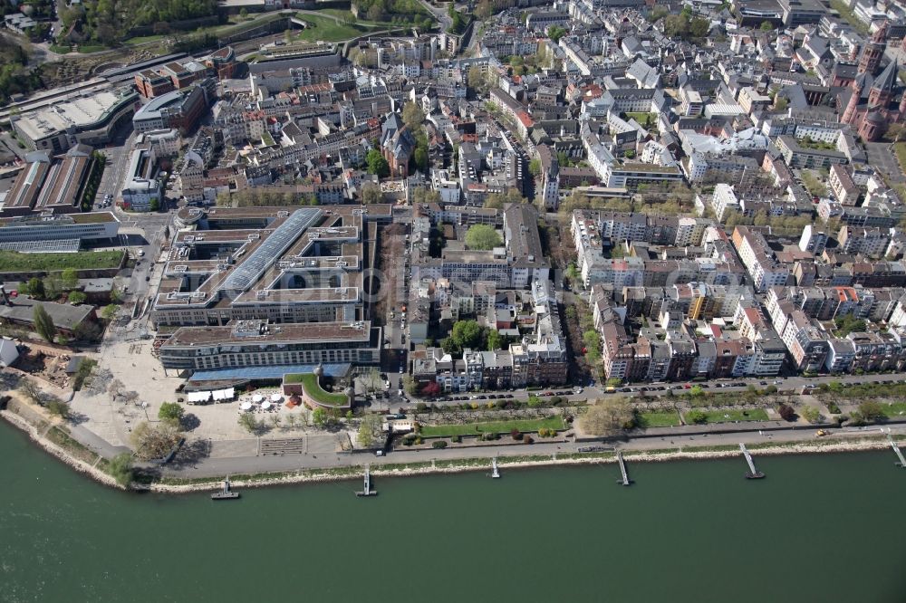 Aerial image Mainz - Park in the area of the Uferstrasse in the old town of Mainz in Rhineland-Palatinate