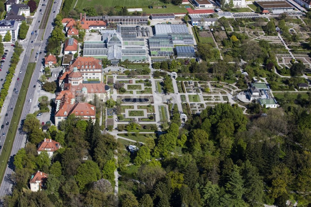 Aerial image München - Park of Botanische Staatssammlung and Botanischer Garten along the Menzinger Strasse in the district Neuhausen-Nymphenburg in Munich in the state Bavaria, Germany