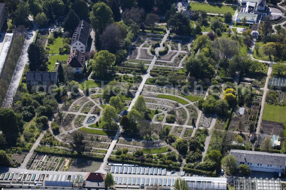 München from above - Park of Botanische Staatssammlung and Botanischer Garten along the Menzinger Strasse in the district Neuhausen-Nymphenburg in Munich in the state Bavaria, Germany