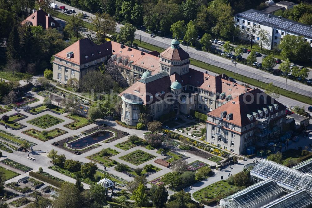 München from the bird's eye view: Park of Botanische Staatssammlung and Botanischer Garten along the Menzinger Strasse in the district Neuhausen-Nymphenburg in Munich in the state Bavaria, Germany