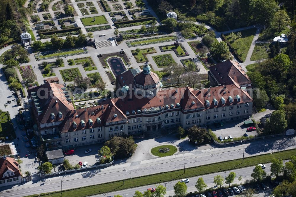 München from the bird's eye view: Park of Botanische Staatssammlung and Botanischer Garten along the Menzinger Strasse in the district Neuhausen-Nymphenburg in Munich in the state Bavaria, Germany