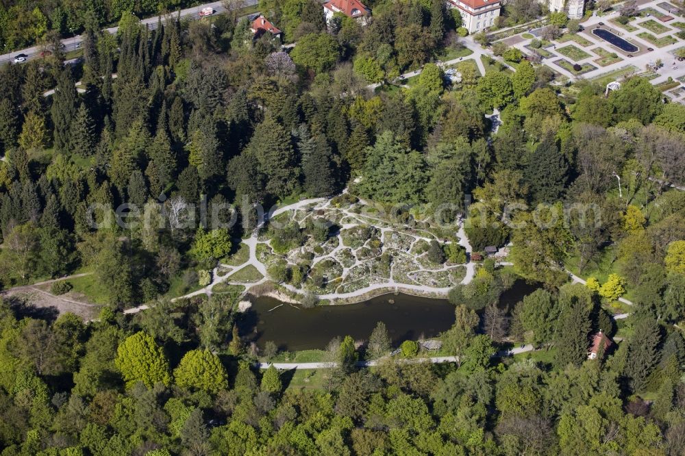 München from the bird's eye view: Park of Botanische Staatssammlung and Botanischer Garten along the Menzinger Strasse in the district Neuhausen-Nymphenburg in Munich in the state Bavaria, Germany