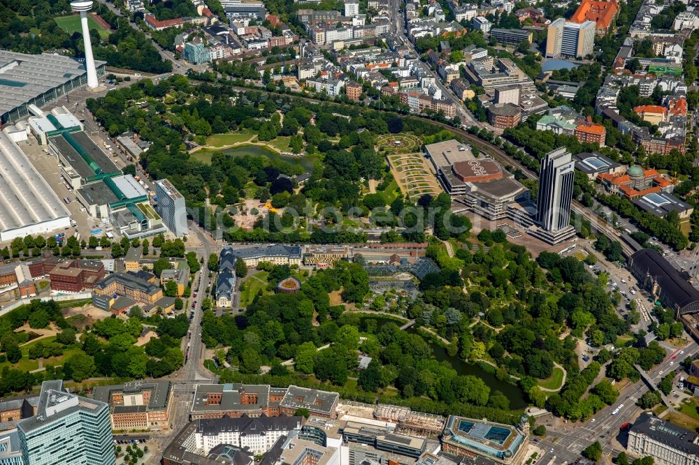 Hamburg from the bird's eye view: Park of Botanischer Garten - Wallringpark in Hamburg in Germany