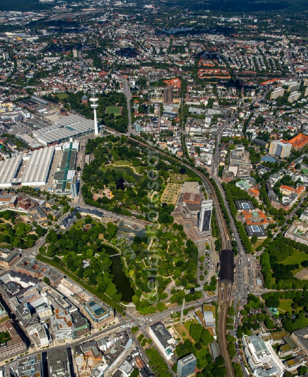 Aerial image Hamburg - Park of Botanischer Garten - Wallringpark in Hamburg in Germany