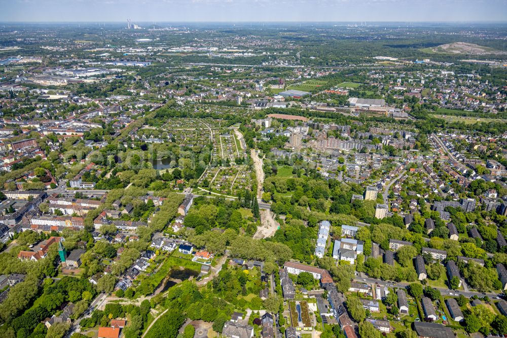 Gelsenkirchen from the bird's eye view: Park of Burgers Park in the district Bulmke-Huellen in Gelsenkirchen at Ruhrgebiet in the state North Rhine-Westphalia, Germany