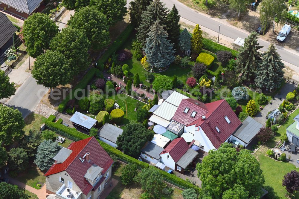 Aerial photograph Berlin - Park of in a single-family housing estate on street Birkenstrasse - Bergedorfer Strasse in Berlin, Germany