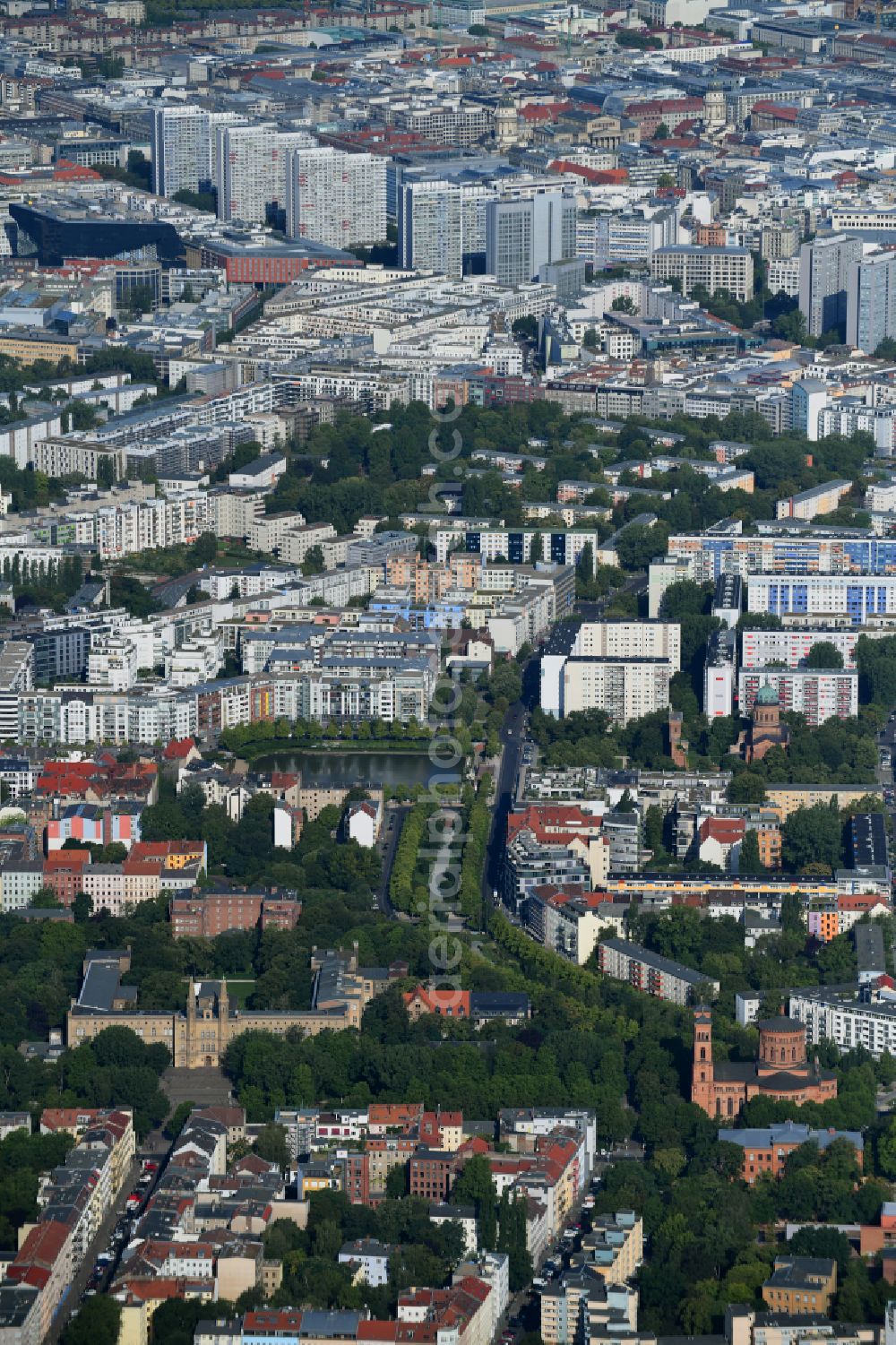 Berlin from the bird's eye view: Park of Engelbecken on Engeldamm - Bethaniendamm in the district Mitte in Berlin, Germany