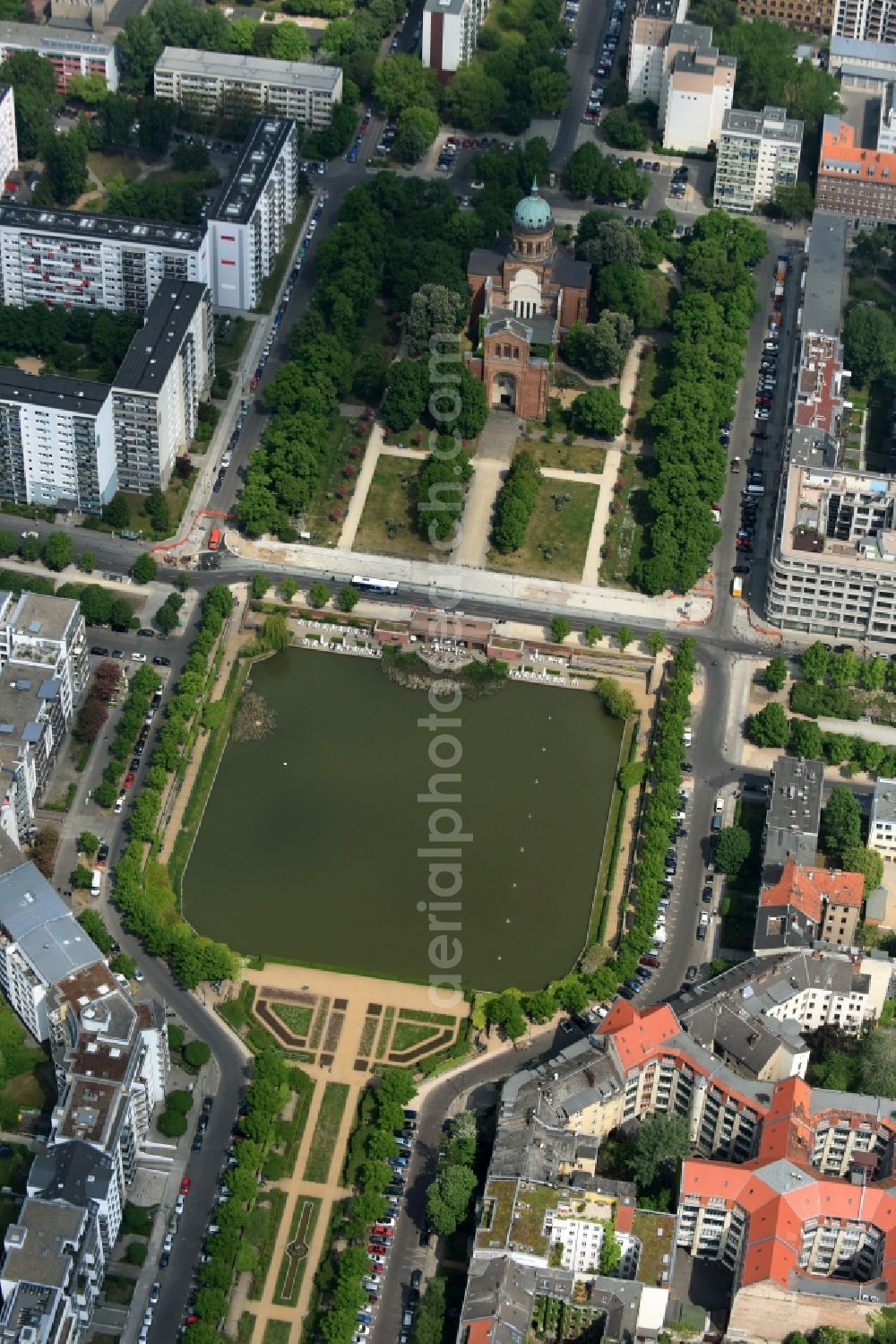 Aerial image Berlin - View of the Angel's Basin in Kreuzberg. The angel is on the bottom of the pool Luisenstaedtischer channel ahead of Michael's Church, between Leuschnerdamm and Legiendamm. Today it is an urban park with rose garden