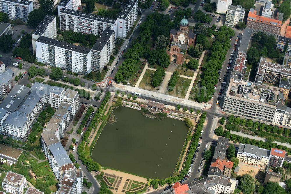 Aerial photograph Berlin - View of the Angel's Basin in Kreuzberg. The angel is on the bottom of the pool Luisenstaedtischer channel ahead of Michael's Church, between Leuschnerdamm and Legiendamm. Today it is an urban park with rose garden