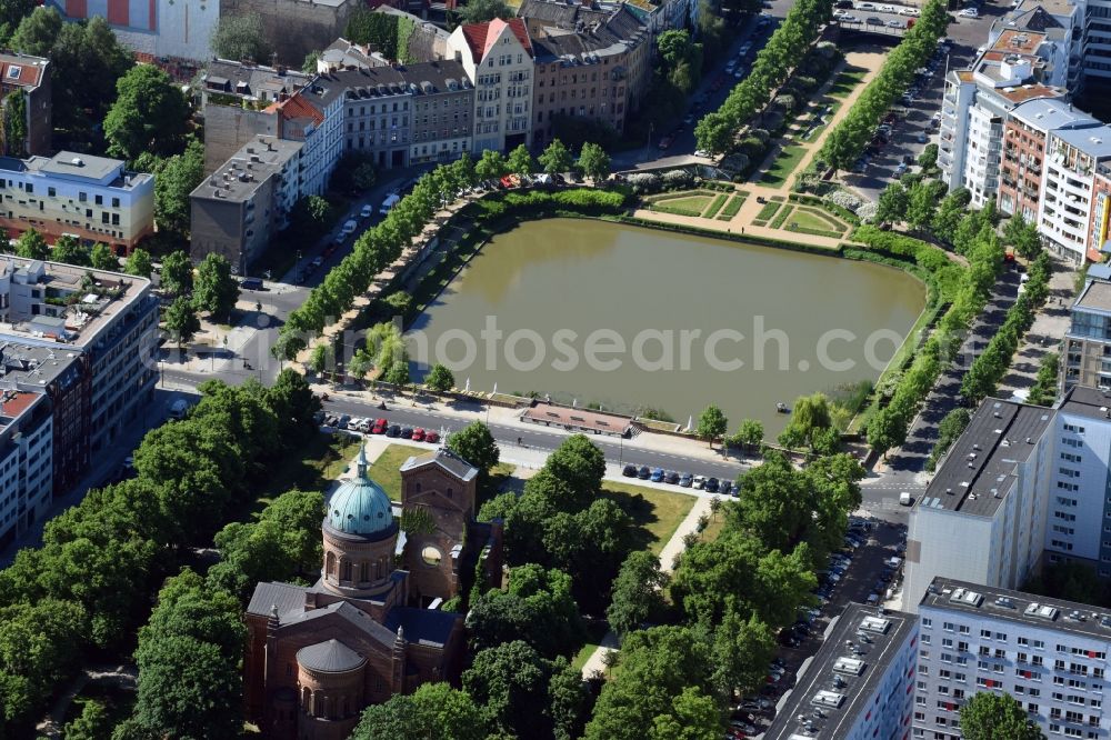 Aerial image Berlin - View of the Angel's Basin in Kreuzberg. The angel is on the bottom of the pool Luisenstaedtischer channel ahead of Michael's Church, between Leuschnerdamm and Legiendamm. Today it is an urban park with rose garden