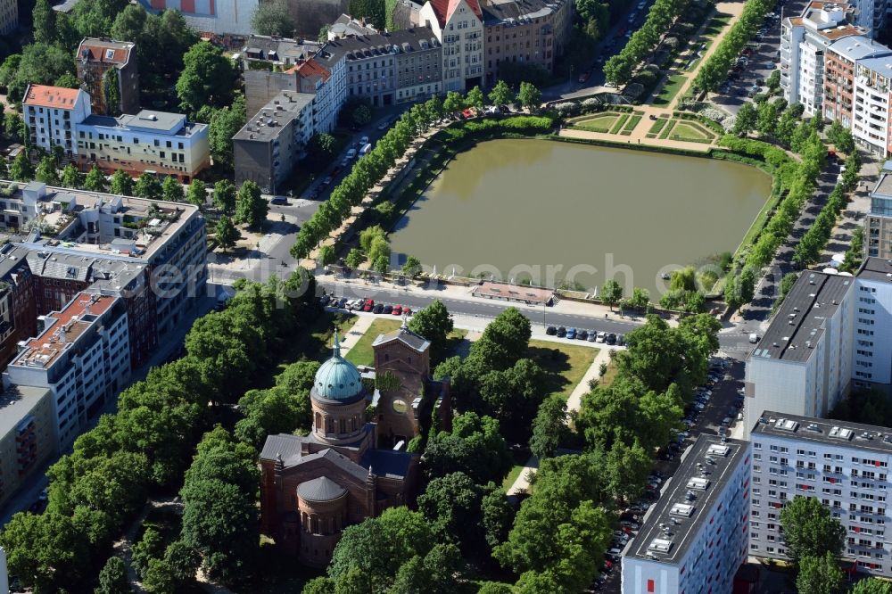 Aerial photograph Berlin - View of the Angel's Basin in Kreuzberg. The angel is on the bottom of the pool Luisenstaedtischer channel ahead of Michael's Church, between Leuschnerdamm and Legiendamm. Today it is an urban park with rose garden