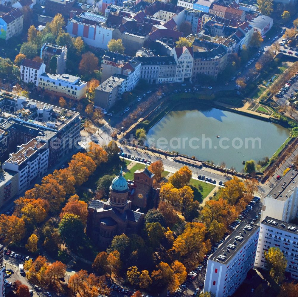 Aerial image Berlin - View of the Angel's Basin in Kreuzberg. The angel is on the bottom of the pool Luisenstaedtischer channel ahead of Michael's Church, between Leuschnerdamm and Legiendamm. Today it is an urban park with rose garden