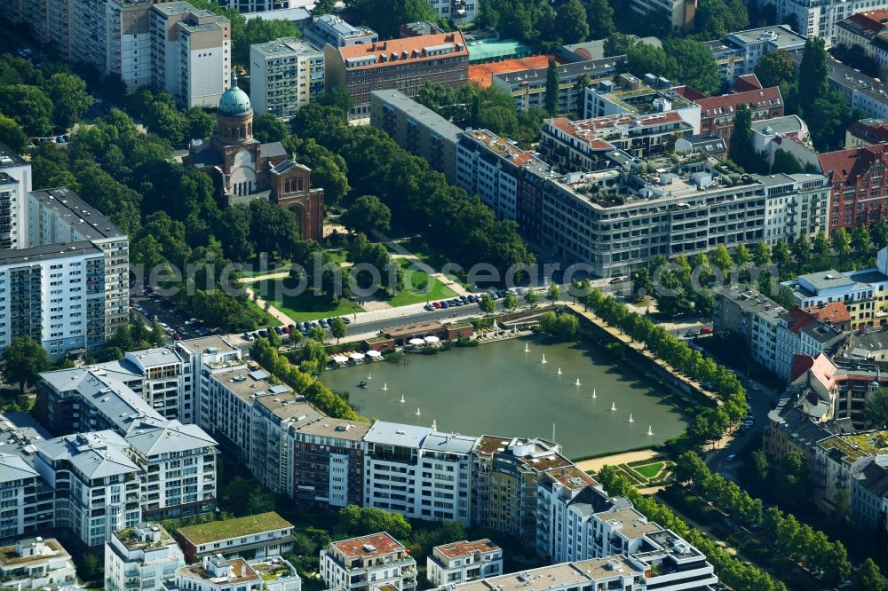 Aerial image Berlin - View of the Angel's Basin in Kreuzberg. The angel is on the bottom of the pool Luisenstaedtischer channel ahead of Michael's Church, between Leuschnerdamm and Legiendamm. Today it is an urban park with rose garden