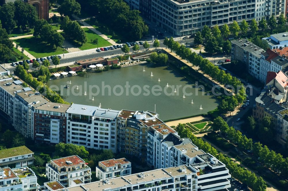 Aerial photograph Berlin - View of the Angel's Basin in Kreuzberg. The angel is on the bottom of the pool Luisenstaedtischer channel ahead of Michael's Church, between Leuschnerdamm and Legiendamm. Today it is an urban park with rose garden