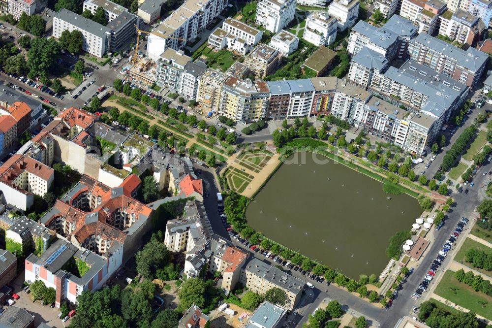 Aerial image Berlin - View of the Angel's Basin in Kreuzberg. The angel is on the bottom of the pool Luisenstädtischer channel ahead of Michael's Church, between Leuschnerdamm and Legiendamm. Until 1989 it was filled with debris of war. Today it is an urban park with rose garden