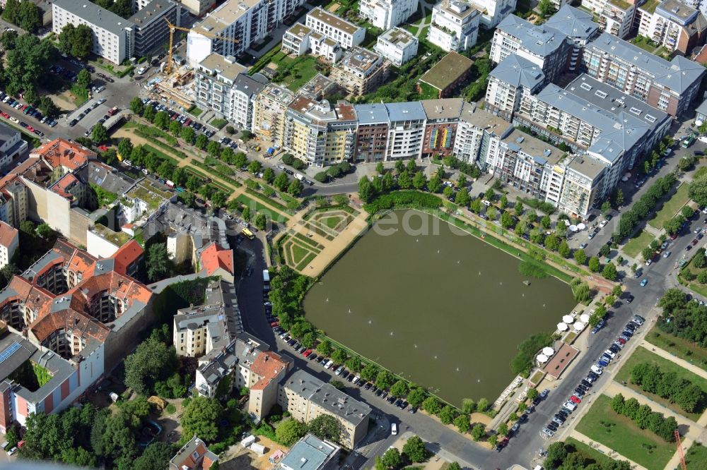 Aerial photograph Berlin - View of the Angel's Basin in Kreuzberg. The angel is on the bottom of the pool Luisenstädtischer channel ahead of Michael's Church, between Leuschnerdamm and Legiendamm. Until 1989 it was filled with debris of war. Today it is an urban park with rose garden