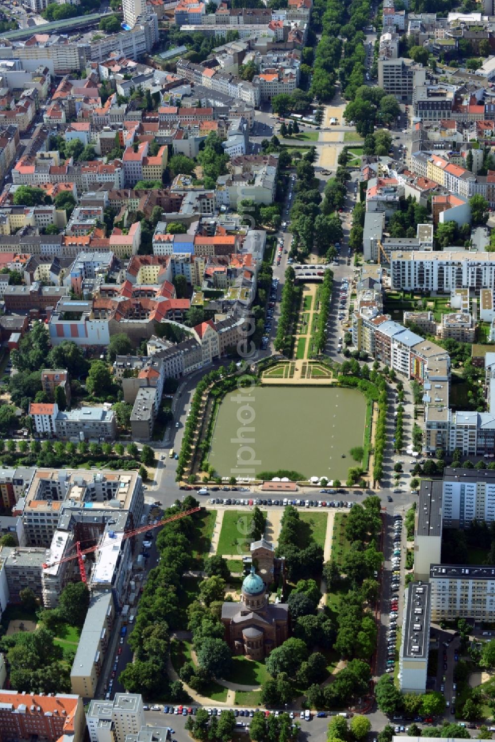 Aerial photograph Berlin - View of the Angel's Basin in Kreuzberg. The angel is on the bottom of the pool Luisenstädtischer channel ahead of Michael's Church, between Leuschnerdamm and Legiendamm. Until 1989 it was filled with debris of war. Today it is an urban park with rose garden