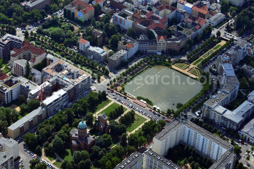 Aerial image Berlin - View of the Angel's Basin in Kreuzberg. The angel is on the bottom of the pool Luisenstädtischer channel ahead of Michael's Church, between Leuschnerdamm and Legiendamm. Until 1989 it was filled with debris of war. Today it is an urban park with rose garden