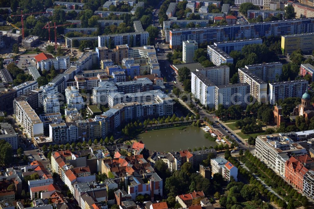 Aerial image Berlin Mitte Kreuzberg - View of the Angel's Basin in Kreuzberg. The angel is on the bottom of the pool Luisenstädtischer channel ahead of Michael's Church, between Leuschnerdamm and Legiendamm. Until 1989 it was filled with debris of war. Today it is an urban park with rose garden