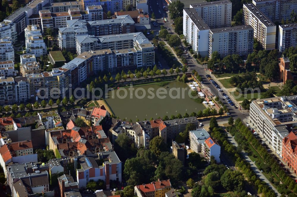 Aerial photograph Berlin Mitte Kreuzberg - View of the Angel's Basin in Kreuzberg. The angel is on the bottom of the pool Luisenstädtischer channel ahead of Michael's Church, between Leuschnerdamm and Legiendamm. Until 1989 it was filled with debris of war. Today it is an urban park with rose garden