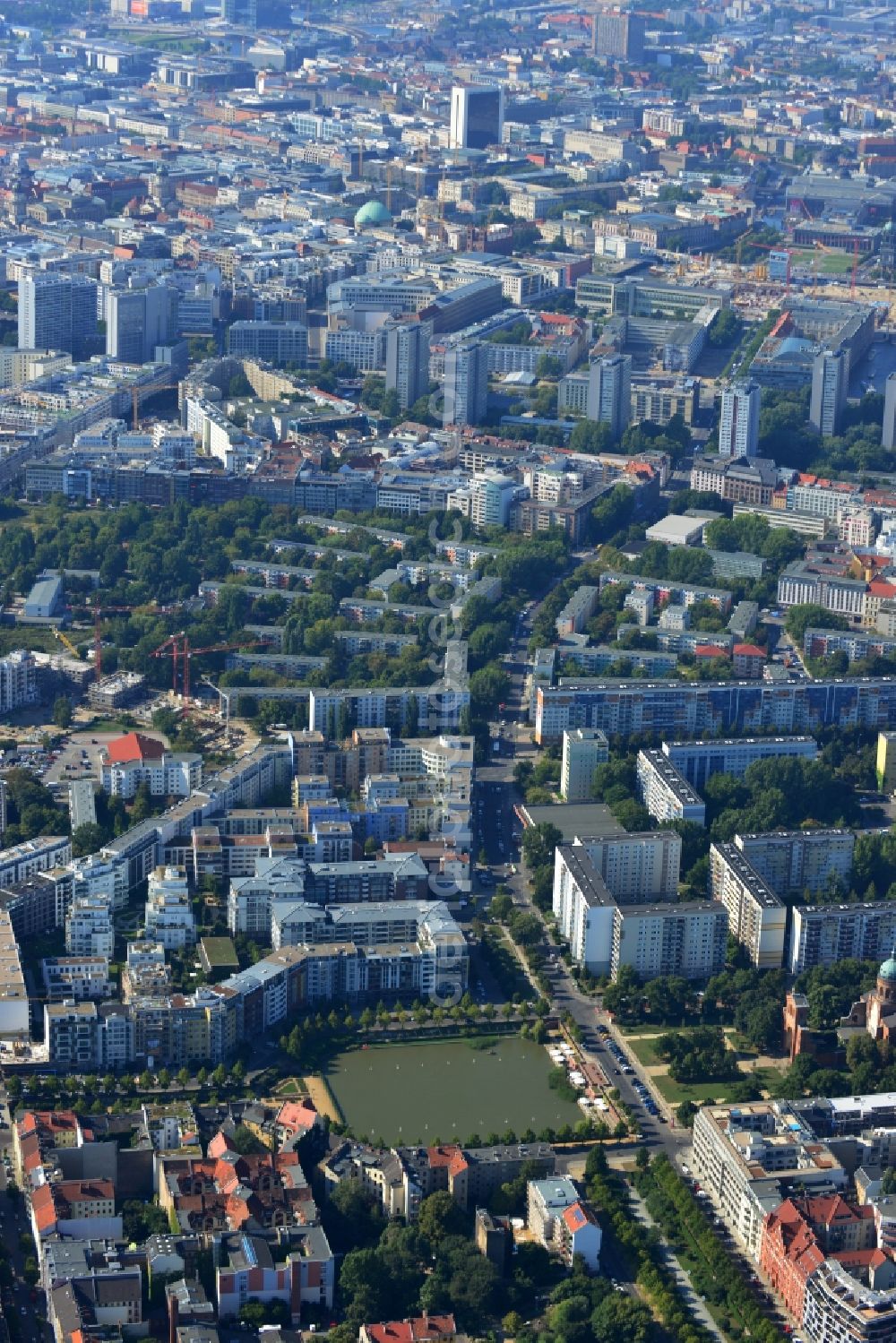 Berlin Mitte Kreuzberg from above - View of the Angel's Basin in Kreuzberg. The angel is on the bottom of the pool Luisenstädtischer channel ahead of Michael's Church, between Leuschnerdamm and Legiendamm. Until 1989 it was filled with debris of war. Today it is an urban park with rose garden