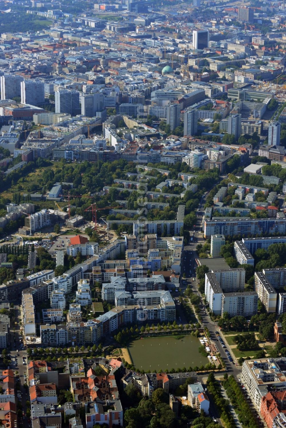 Berlin Mitte Kreuzberg from the bird's eye view: View of the Angel's Basin in Kreuzberg. The angel is on the bottom of the pool Luisenstädtischer channel ahead of Michael's Church, between Leuschnerdamm and Legiendamm. Until 1989 it was filled with debris of war. Today it is an urban park with rose garden