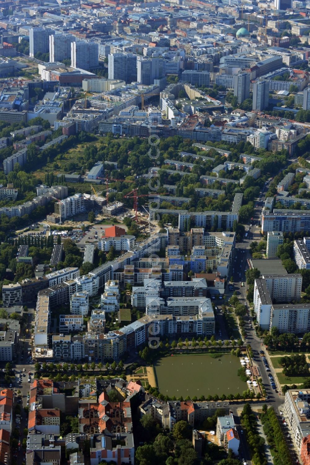 Aerial image Berlin Mitte Kreuzberg - View of the Angel's Basin in Kreuzberg. The angel is on the bottom of the pool Luisenstädtischer channel ahead of Michael's Church, between Leuschnerdamm and Legiendamm. Until 1989 it was filled with debris of war. Today it is an urban park with rose garden