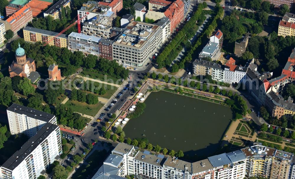 Aerial image Berlin Mitte Kreuzberg - View of the Angel's Basin in Kreuzberg. The angel is on the bottom of the pool Luisenstädtischer channel ahead of Michael's Church, between Leuschnerdamm and Legiendamm. Until 1989 it was filled with debris of war. Today it is an urban park with rose garden