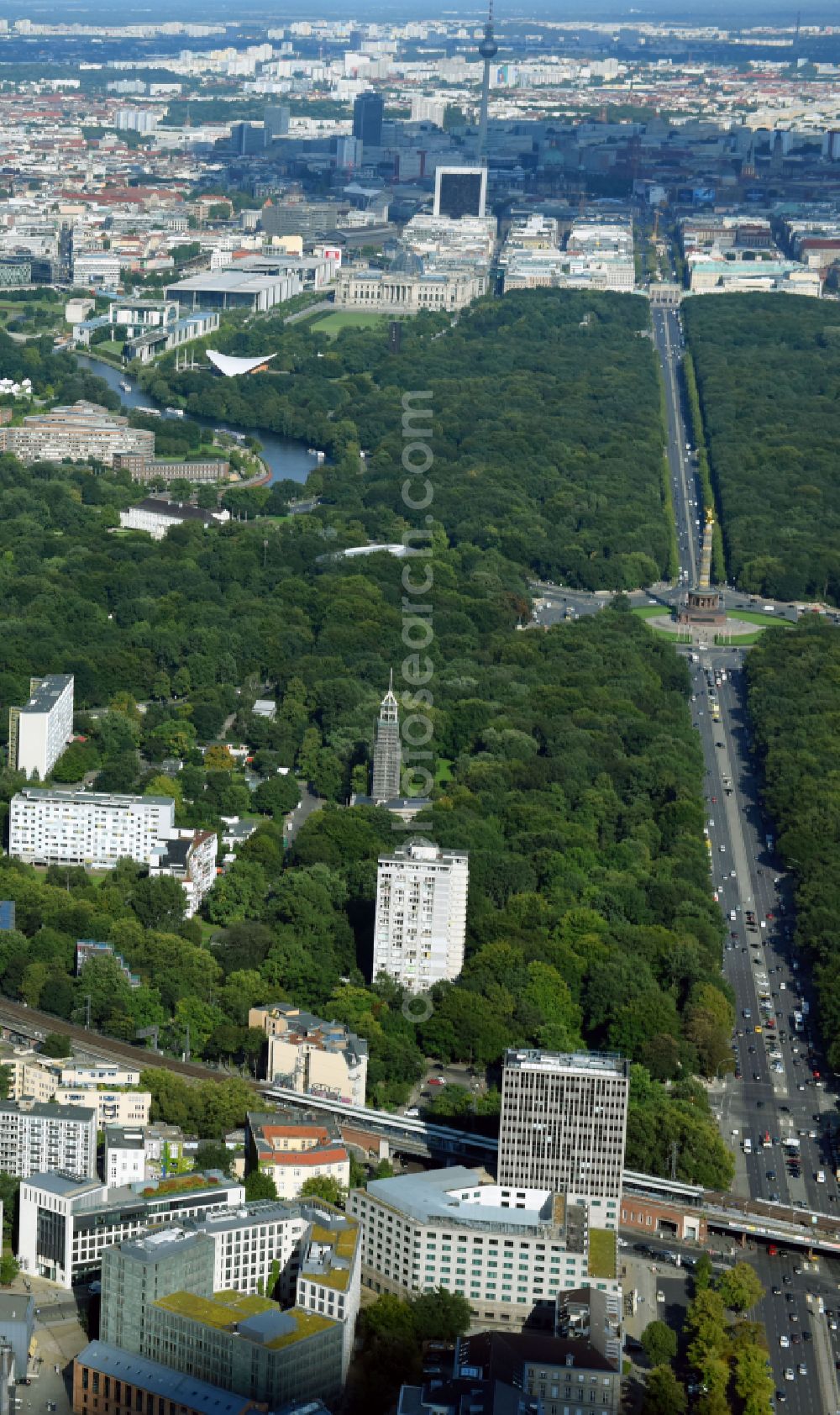 Aerial photograph Berlin - Park of along the Strasse of 17. Juli - Grosser Stern in the district Tiergarten in Berlin, Germany