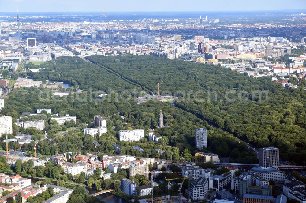 Berlin from the bird's eye view: Park of along the Strasse of 17. Juli - Grosser Stern in the district Tiergarten in Berlin, Germany