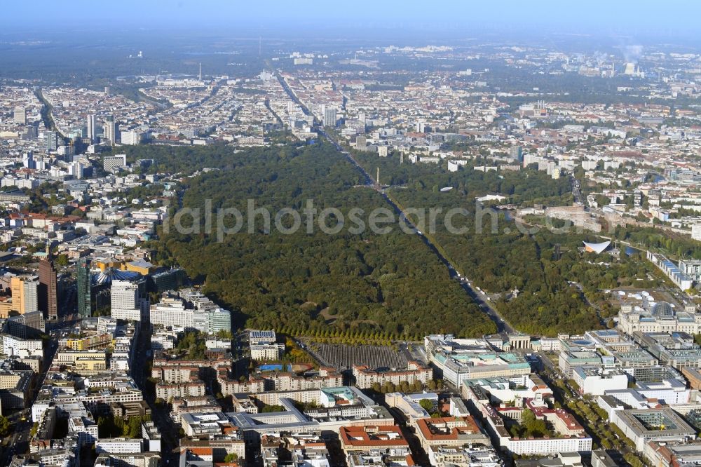 Aerial photograph Berlin - Park of along the Street - Strasse des 17. Juni in the district Tiergarten in Berlin, Germany