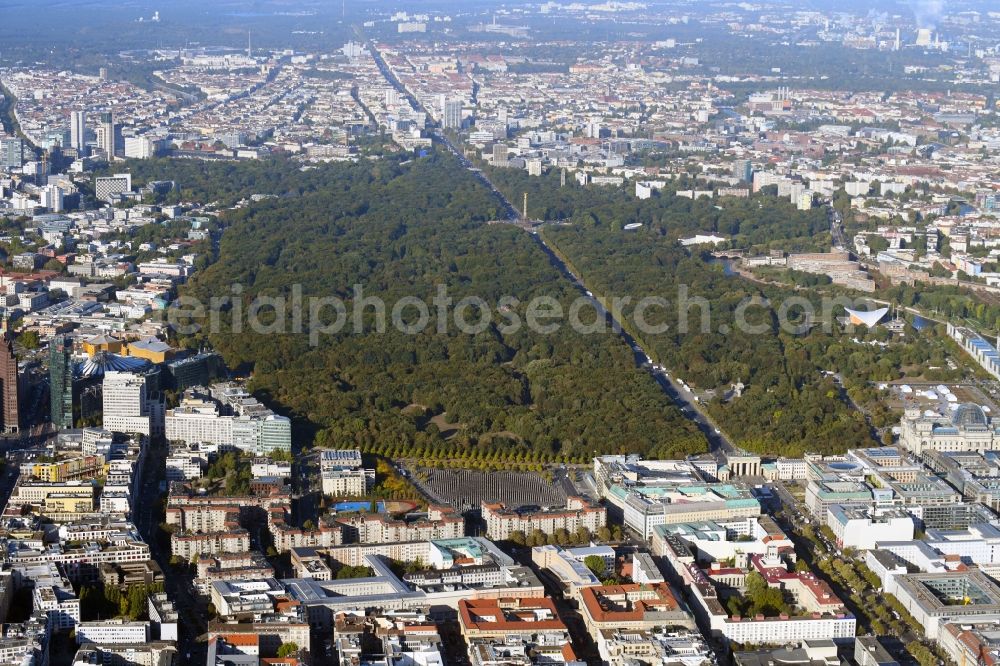 Berlin from above - Park of along the Street - Strasse des 17. Juni in the district Tiergarten in Berlin, Germany