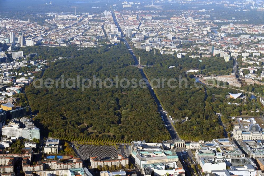 Berlin from the bird's eye view: Park of along the Street - Strasse des 17. Juni in the district Tiergarten in Berlin, Germany