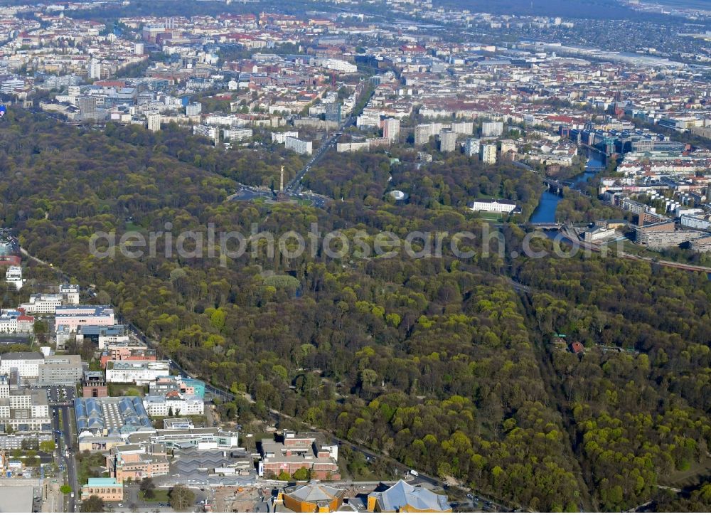 Aerial photograph Berlin - Park of along the Strasse of 17.Juni in the district Tiergarten in Berlin, Germany