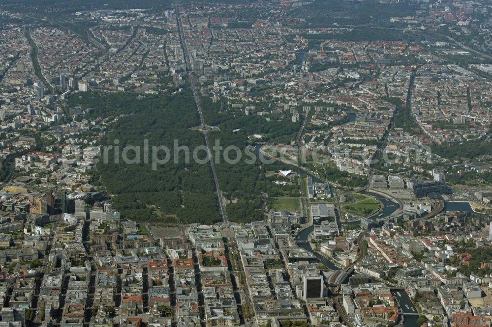 Berlin from the bird's eye view: Park of aloung the Strasse des 17.Juni im Tiergarten in Berlin