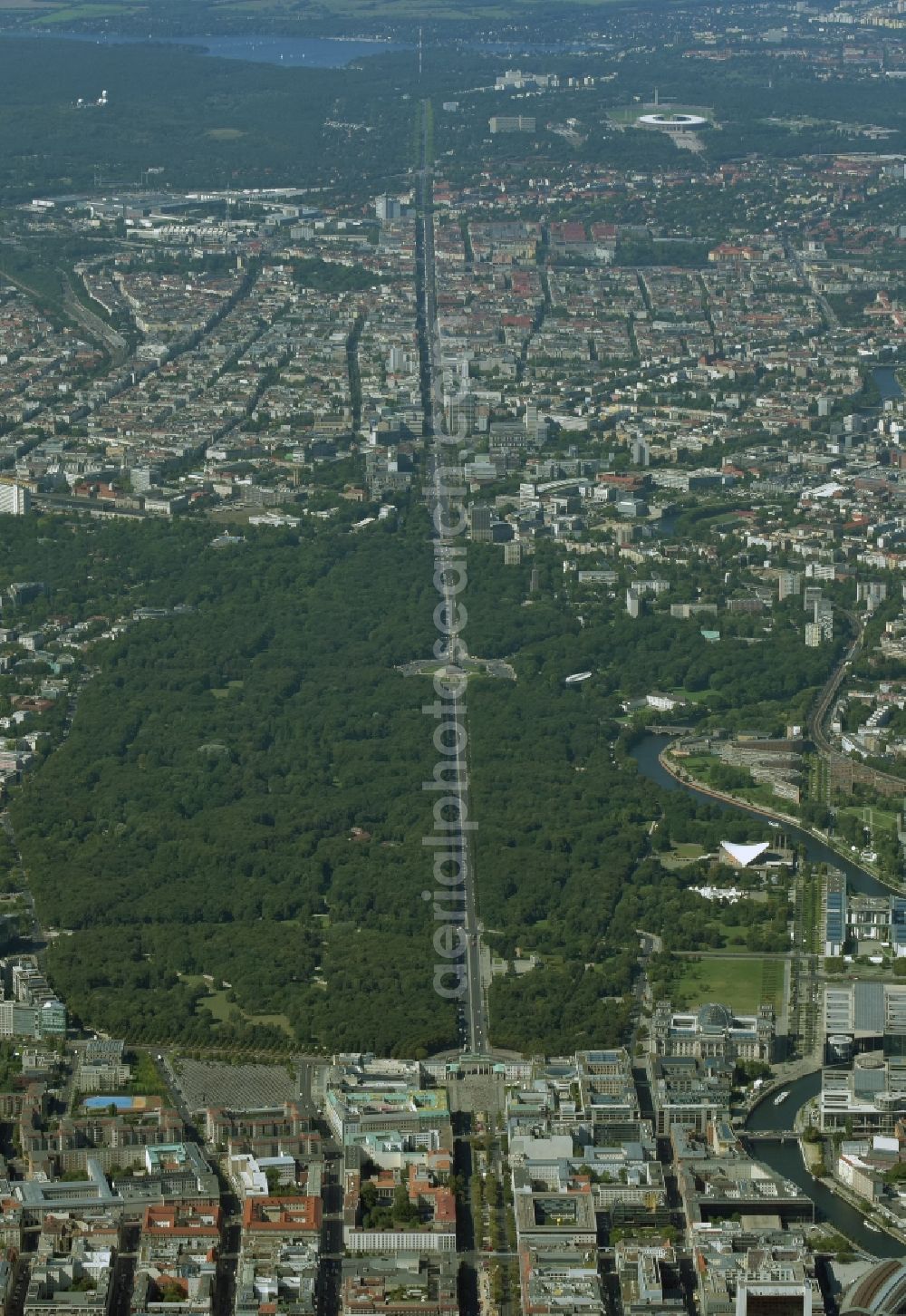 Aerial image Berlin - Park of aloung the Strasse des 17.Juni im Tiergarten in Berlin