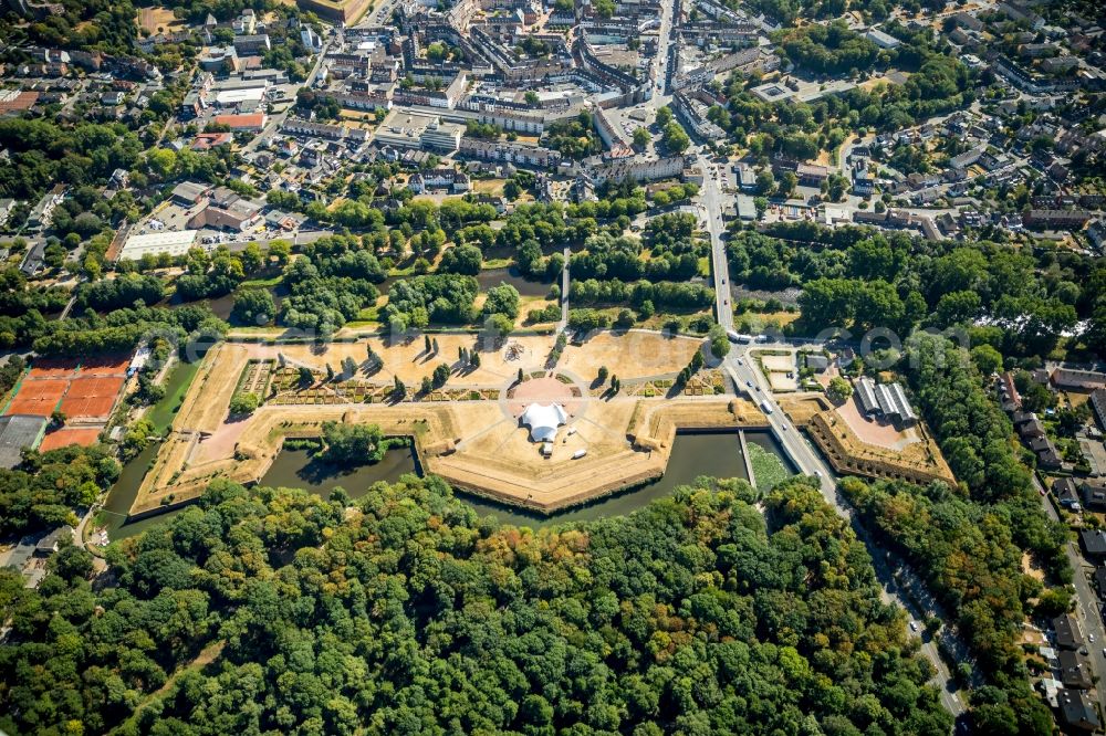 Jülich from the bird's eye view: Park Family and recreational park in Brueckenkopf Park in Juelich in North Rhine-Westphalia, Germany