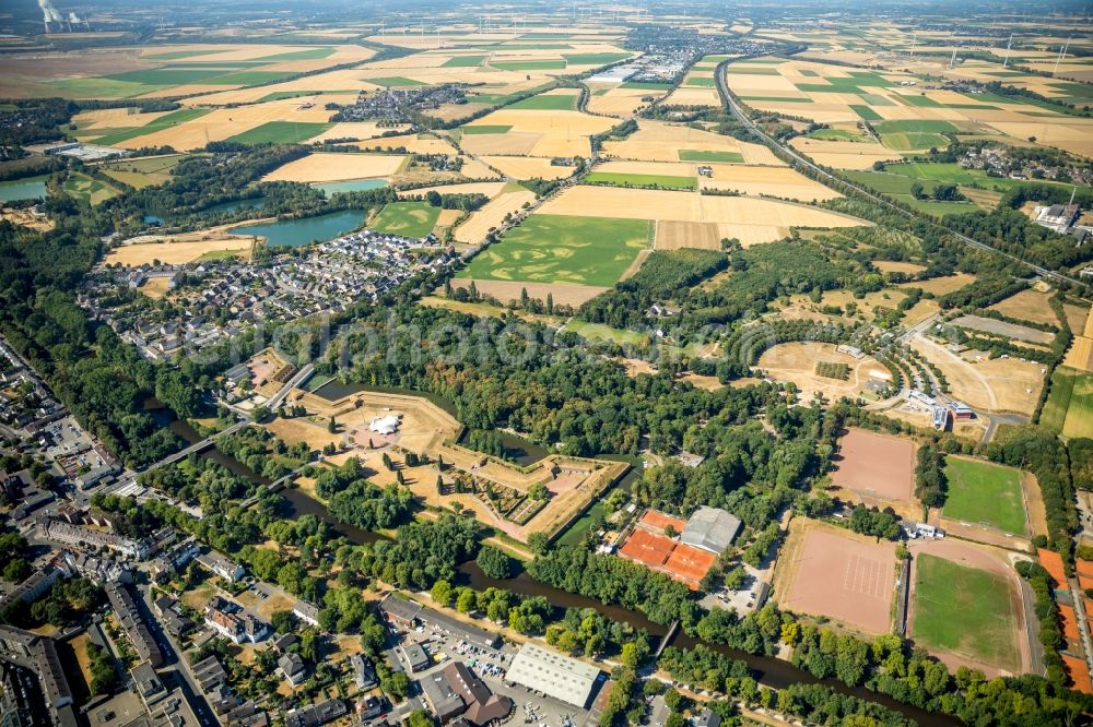 Aerial image Jülich - Park Family and recreational park in Brueckenkopf Park in Juelich in North Rhine-Westphalia, Germany