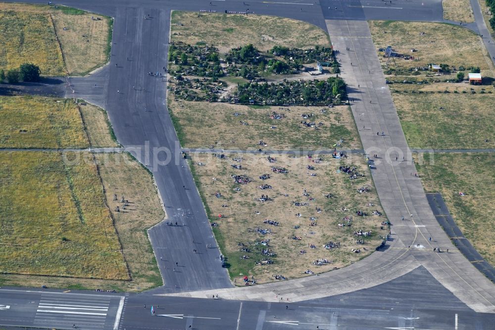 Berlin from the bird's eye view: Park of - Freizeitgelaende on Tempelhof Field in the district Neukoelln in Berlin, Germany